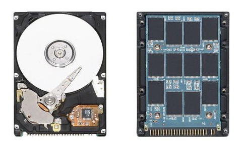 Differenza fisica fra un HDD e un SSD visti senza copertura