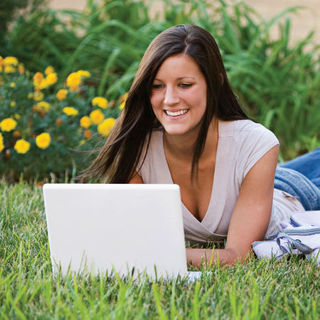 Bella ragazza scrive su un notebook